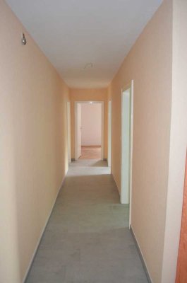 Renovierungsbedürftige 3-Zimmer Wohnung im 1. OG mit Garage in Garbsen
