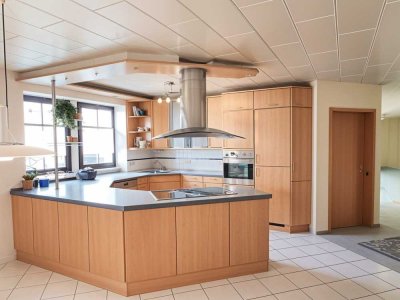 Stilvolle Maisonettewohnung mit Doppelgarage im charmanten Vier-Gebäude-Ensemble mit Innenhof!