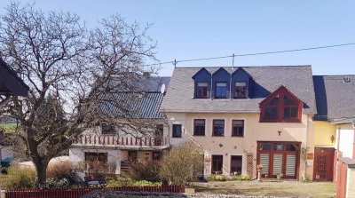 Großzügiges Anwesen m. Wohnhaus , Praxis u. Bauernhaus sowie Baugrundstück/ viel Garten