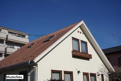 Wohnhaus mit Garten und Nebengebäude