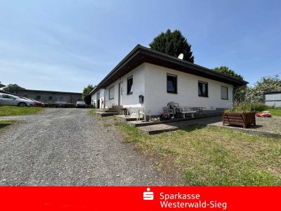Nähe Weyerbusch, Bungalow, Kfz-Halle und weiterem Mietobjekt sowie Bauland