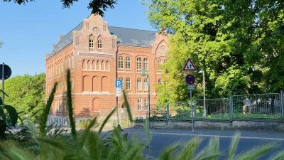 Großzügig Wohnen im alten Schulgebäude