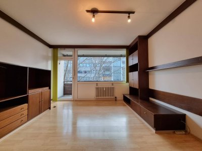 Sonnige, ruhige Garconniere mit Loggia, Keller und Autoabstellplatz inkl. BK (warm)