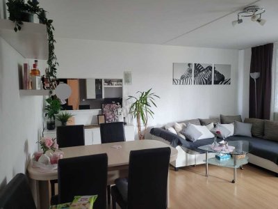 Renovierte 3-Zimmer Wohnung mit schönem Ausblick, Balkon und EBK