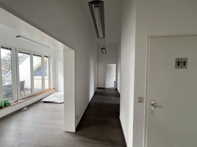 Dachgeschoss-Wohnung inkl. 2 Kfz-Stellplätzen! 3-Zimmer inkl. Klimaanlage!