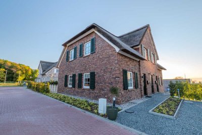 DHH in traumhafter Lage auf Rügen mit Wellnessbereich - Ihre Reetdachvilla am Meer!