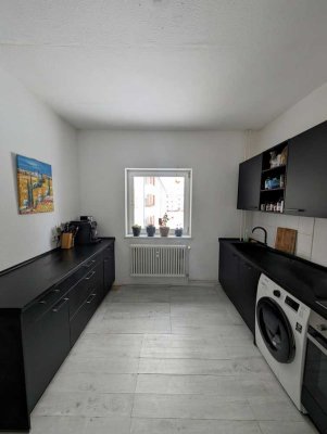 12 M Untermiete - Schöne möblierte 2 ZI Wohnung inkl neuer Einbauküche, Balkon u gemeinsch. Garten