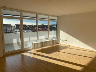 Erstbezug nach Sanierung mit Balkon und EBK: Stilvolle 4-Raum-Wohnung mit geh. Innenausstattung