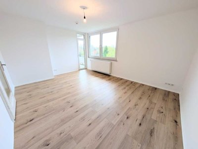 **Was will man mehr? +Balkon +frisch gestrichen +neuer Laminat +neues Tageslichtbad**