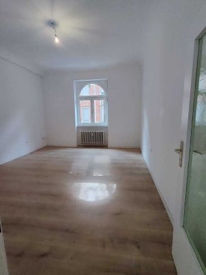 Liebevoll sanierte Altbauwohnung mit großer Wohnküche!