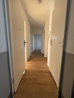 Frisch renovierte 4-Zimmer-Wohnung mit Einbauküche und Balkon