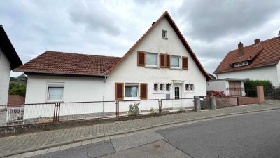 Großzügiges Einfamilienhaus mit zwei Wohneinheiten und terrassiertem Garten in Mitten von Birkenau