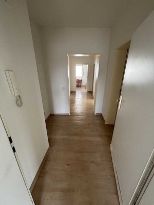 Helle 4 ZKB mit Balkon, Einbauküche und Gäste WC in der Innenstadt