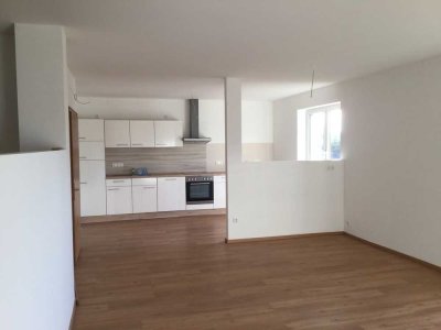 Helle, neu renovierte Loftwohnung mit großen Fensterflächen incl. Kelleranteil
