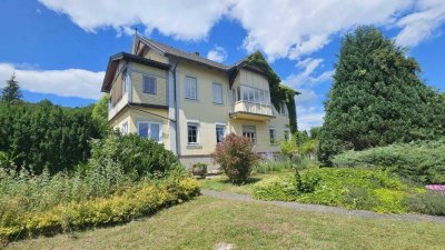 **Villa mit Türmchen in bester Lage ** 2 Wohneinheiten ** parkähnlicher Garten **2 Parzellen **