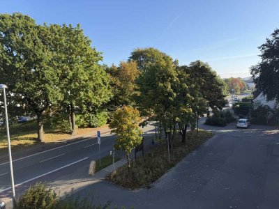 Über den Dächern von Quelle! Großzügige möblierte Dachgeschoßwohnung mit zwei Balkonen zu vermieten!