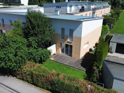 DEM ATTERSEE SO NAH! Günstiges Wohnen im Passiv-Eckreihenhaus mit sonnigem Eigengarten und Einzelgarage im Zentrum von Seewalchen am Attersee