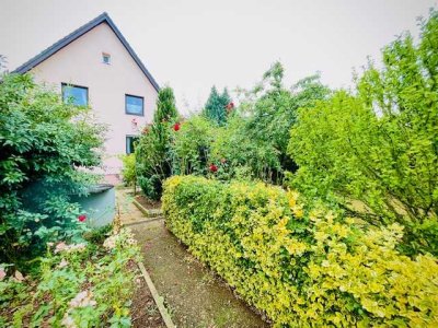 Familienglück im Grünen – Zweifamilienhaus mit großem Gartenparadies