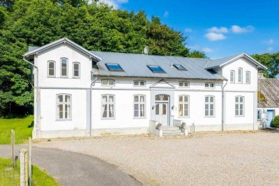 Stilvolles und klassisches Herrenhaus in gutem Zustand und Traumlage bei Ladelund