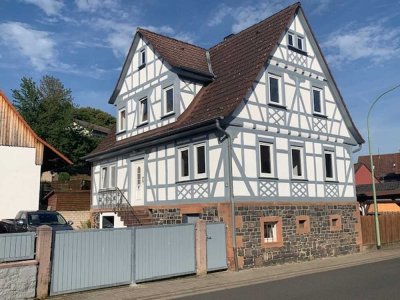 Top renoviertes Landhaus mit vielseitiger Scheune und schönem Naturstein Außenbereich.