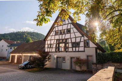 Historisches Fachwerkhaus trifft modernes Design „213qm Wohnen + Büro + Atelierraum = gesamt 331qm“