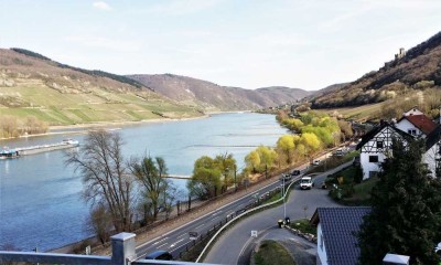 Schöne 3-ZKB-Wohnung mit Rhein-Panoramablick, Terrasse, EBK und Parkplatz