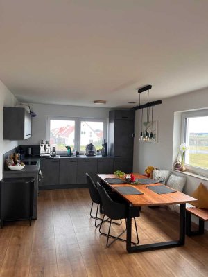 Stylische Neubauwohnung mit großzügigem Wohn-Essbereich und Abendsonne
