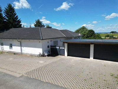 Großzügiger moderner Bungalow in ländlicher Lage, mit Doppelgarage, kleinem Außenpool und Garten!