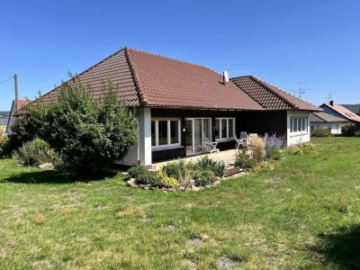 Traumhaft schönes Wohnen mit der Natur als Nachbarn... gepflegter Walmdachbungalow mit Garage auf 1