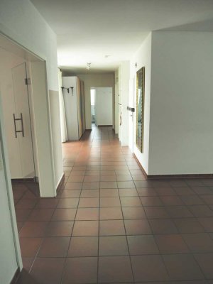 Helle 5-Zimmer-Wohnung mit großer Dachterrasse