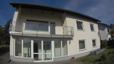Voll möblierte 3-Zimmer- Einliegerwohnung mit eigenem Eingang - Garage