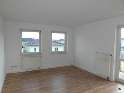 Sonnige 2-Zimmer-Wohnung mit Balkon und neuem Laminatboden am Rande von Königsbrück