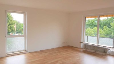 Zentrale, helle 3-Zimmer-Wohnung mit Balkon und EBK , Aufzug