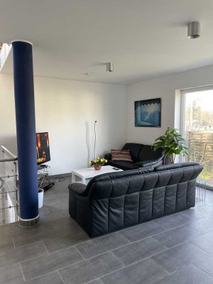 Neuwertige möblierte Maisonette-Wohnung mit drei Zimmern sowie Balkon und EBK in Darmstadt