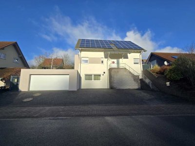 IK | Albersbach: Lichtdurchflutetes Einfamilienhaus mit viel Platz in ruhiger, familienfreundlicher