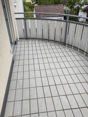 Helle, freundliche renovierte 2 Zimmer Wohnung mit EBK und Balkon