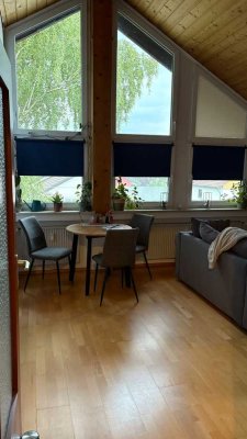 Exklusive, geräumige und gepflegte 1-Zimmer-DG-Wohnung in Emmering