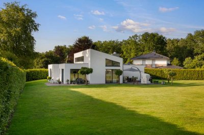 Stilvolle Design-Villa mit großzügigem Grundstück in traumhafter Lage