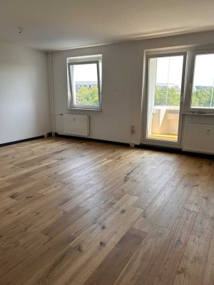 ** 2-Raum-Wohnung mit Einbauküche und Loggia**
