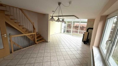 Lichtdurchflutetes 5,5-Zimmer Reiheneckhaus mit kleinem Wintergarten und Steingarten