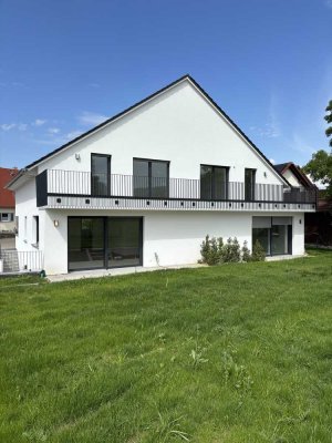 Moderne Doppelhaushälfte mit Garten und Terrasse