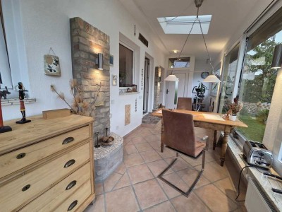 Ländlicher Flair mit modernem Wohnkomfort! 
Traditionsreiche Hofreite mit 
2 Wohneinheiten