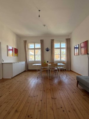 Charmante, voll möblierte 2-Zi-Altbauwohnung im denkmalgeschützten Rathaus – Blick auf Burgruine