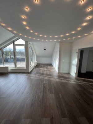 Extravagante Dreizimmerwohnung mit 2 großen Terrassen und Einbauküche in Rösrath