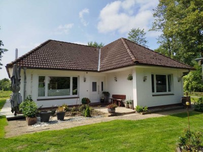 Gepflegter Winkelbungalow mit Wintergarten und Hauskoppel in Wiemerstedt