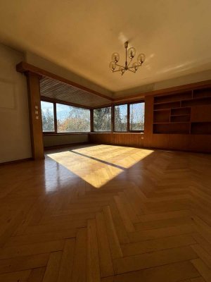 Freistehendes Einfamilienhaus mit großem Garten und Pool