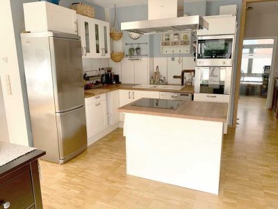 Exklusive, vollständig renovierte 3,5-Zimmer-Erdgeschosswohnung mit 3 Terrassen und EBK in Stuttgart