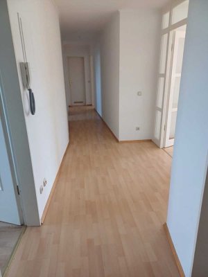 Schöne, helle 4-Zimmer Wohnung mit Balkon und TG-Stellplatz