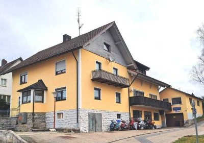 Doppelhaus mit schönem, ruhigen Garten, Garage, Stellplätzen und vermietetes Gewerbe im Untergeschos