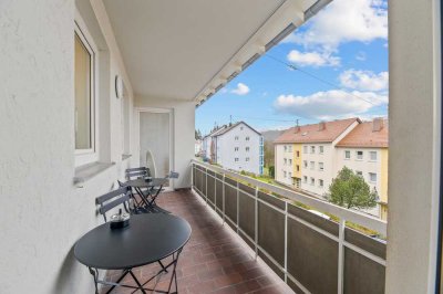 Neu sanierte 2 Zimmer Wohnung. Mit Einbauküche, Balkon, Parkplatz. WG geeignet.